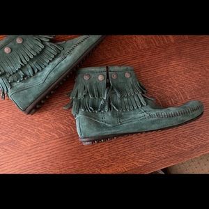 MINNETONKA Double Fringe Boot *NWOT* Size 7.5